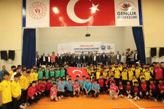 Ağrı’da Amatör Spor Kulüplerine Spor Malzemesi Dağıtıldı