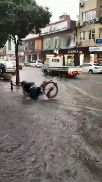 Yağmurlu Havada Bisikletinin Hazin Sonu Kamerada