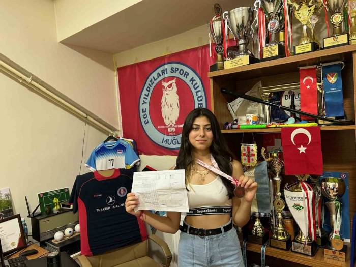 Ege Yıldızları Hokey Kulübü, Karne Alan Sporcularını Ödüllendirdi.