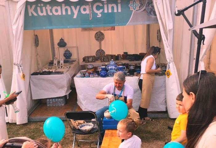 Sanatçı Ali Kaya, Hollanda’da Kütahya Çinisini Tanıttı