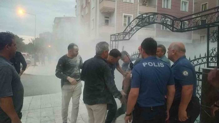 Kendini Yakmaya Çalışan Şahsı Polis Böyle Kurtardı