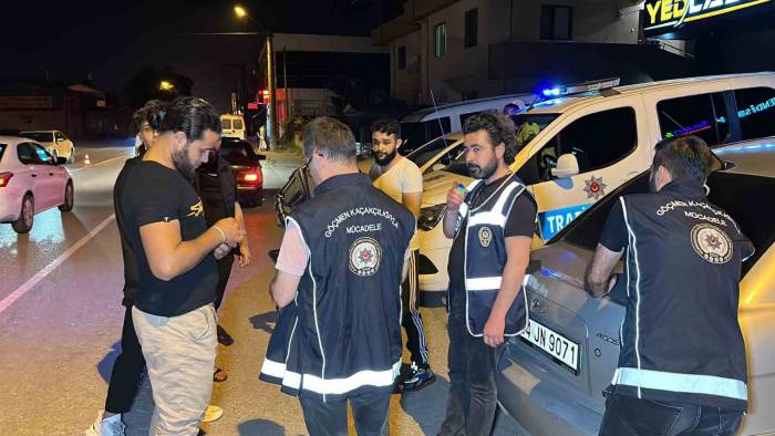 Trafik Ekiplerinin Dikkatinden Kaçmadı, 5 Kaçak Göçmen Yakalandı