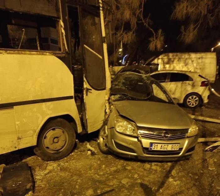 Hatay’da İşçi Servisi İle Otomobil Çarpıştı: 1 Ölü, 25 Yaralı