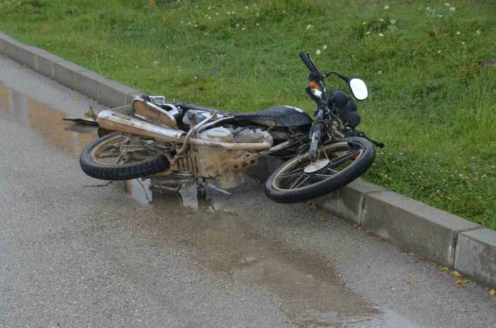 Devrilen Motosiklet Metrelerce Sürüklendi: 1’i Ağır 3 Yaralı