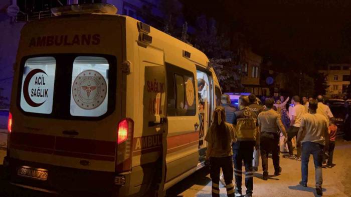 Genç Kız Önüne Geleni Bıçakladı: 3 Yaralı