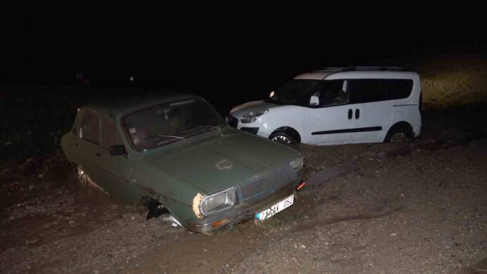Kırıkkale’de İki Araç Sele Kapıldı: Mahsur Kalan 4 Kişi Kurtarıldı