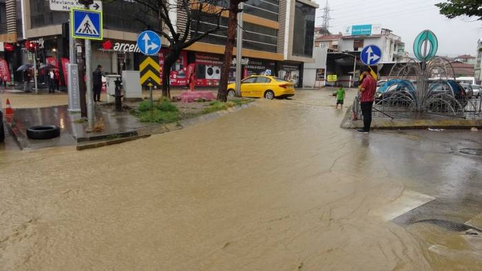 Sağanak Hayatı Olumsuz Etkiledi: Otomobil Su Altında Kaldı, Alt Geçitler Göle Döndü
