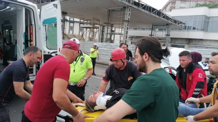 Kazada Otomobilde Sıkışan İki Kız Kardeşi İtfaiye Ekipleri Kurtardı