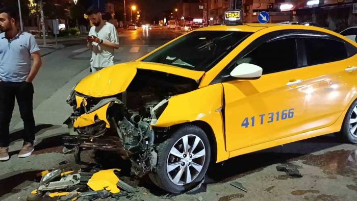 Ticari Taksi İle Otomobil Kavşakta Çarpıştı: 1 Yaralı