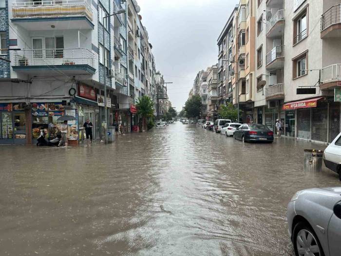 Akhisar’da Hastaneyi Sel Suları Bastı, Hastalar Tahliye Edildi