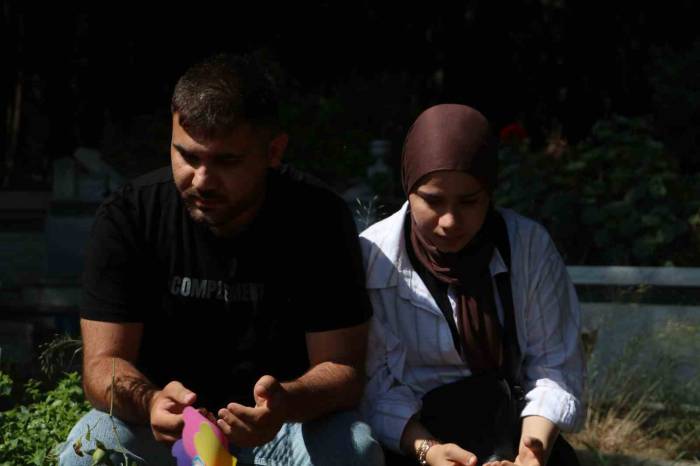 Depremde 7 Yakınını Kaybeden İki Kardeş Babalarının Kabrini Ziyaret Etti