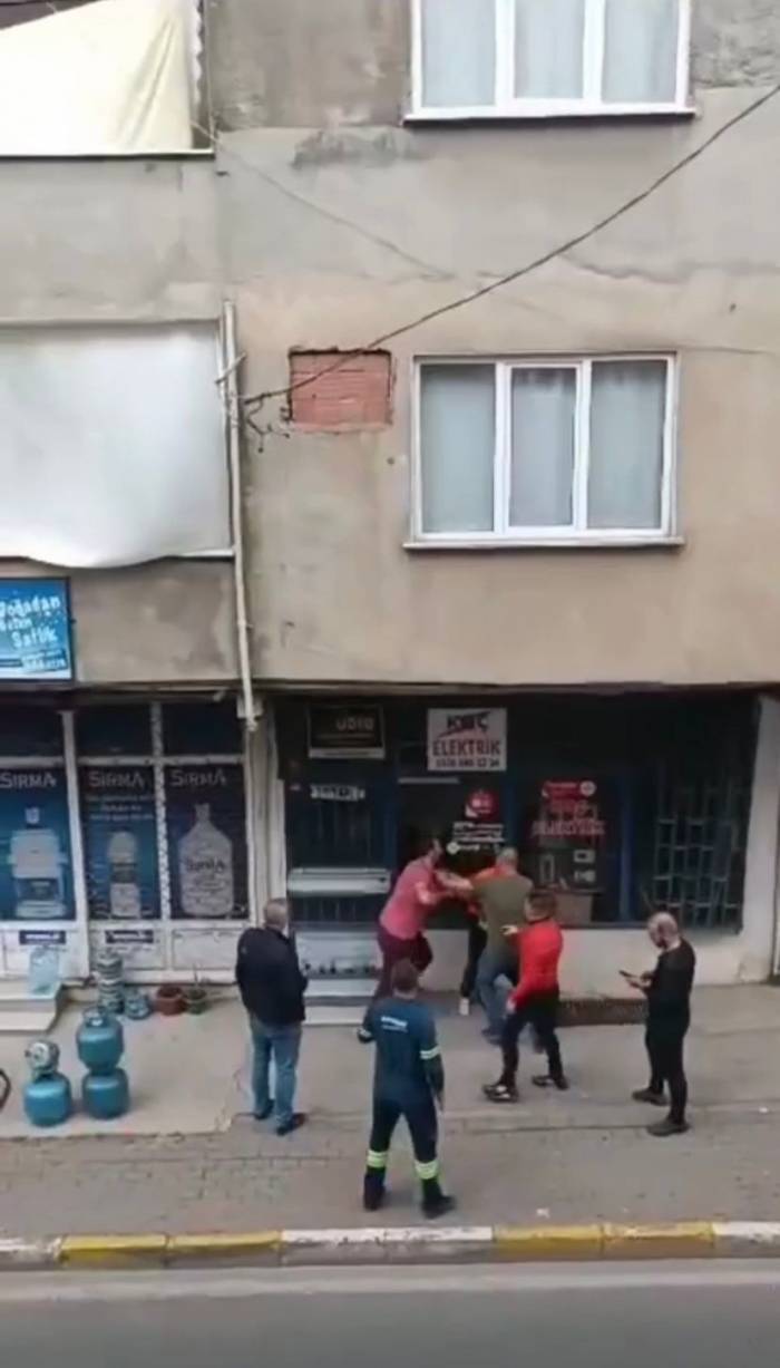 Pendik’te Suçüstü Yakalanan Hırsıza Esnaftan Meydan Dayağı