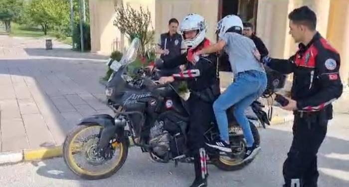 Sınava Geç Kalan Öğrencilerin İmdadına Polis Ekipleri Yetişti