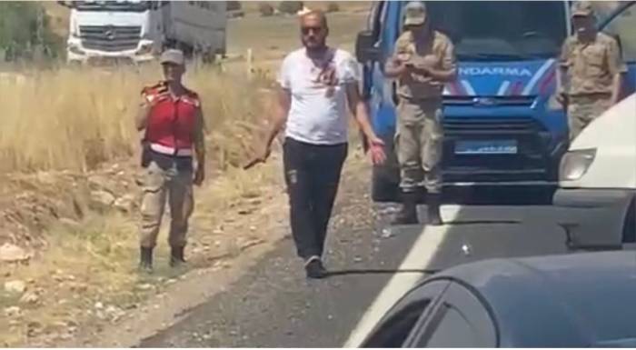 Siverek’te Bıçakla Kendini Yaralayıp Yolu Kapatan Şahsa Meydan Dayağı