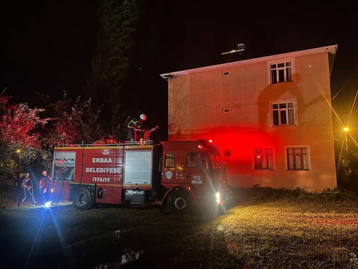 Yıldırım Düşen Evin Çatısı Yandı