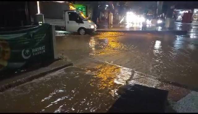 Uşak’ta Sağanak Ve Dolu: Ev Ve İş Yerlerini Su Bastı