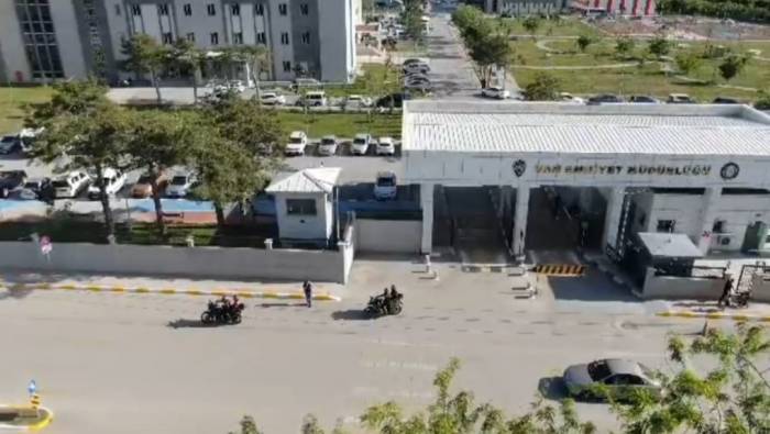 Van’da Yks’ye Yetişmeye Çalışan 22 Öğrenciye Polis Yardımcı Oldu