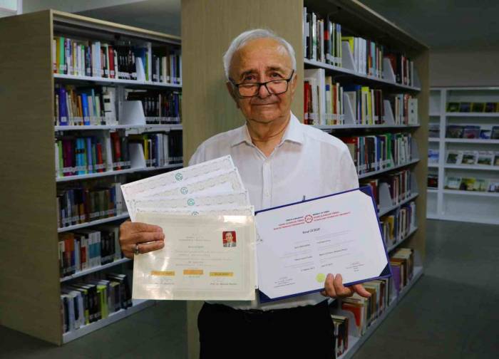 ’okumak Mutlu Ediyor’ Dedi, 73 Yaşında 7’nci Yüksek Lisansına Geçti