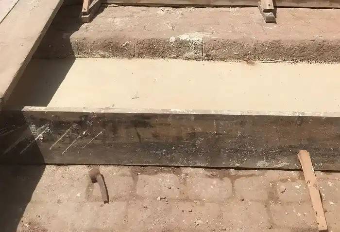 Büyükada’da Restore Edilen Taş Mektep’in Yanındaki Arnavut Kaldırımları Beton Dökülerek Kapatıldı