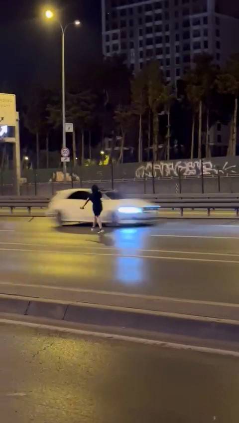 Beylikdüzü’nde E-5’in Ortasında Canını Hiçe Sayarak Yürüyen Kadın Kamerada