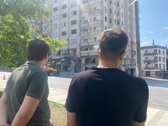 Kontrollü Yıkımı Gören Vatandaşlar Tehlikeye Aldırmadı, Telefonları İle Görüntü Çekti