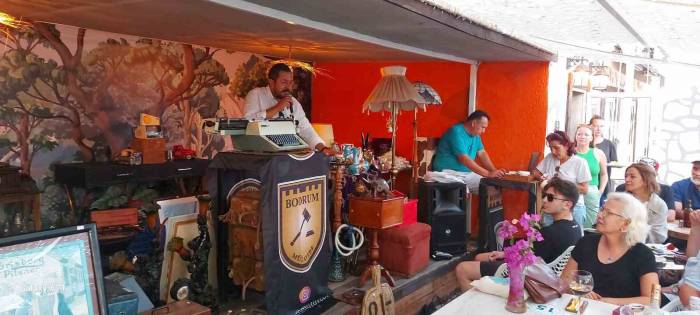 Bodrum Kaymakamı Eski Daktiloları Mezatta Satıp, Gelirini Engelli Öğrencilere Bağışladı
