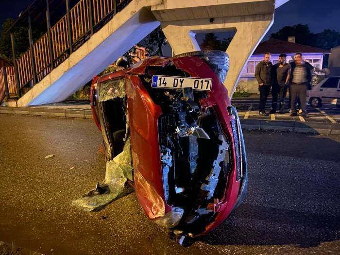 Hurdaya Dönen Otomobilin İçinden Çıkarak Olay Yerinden Kaçtı
