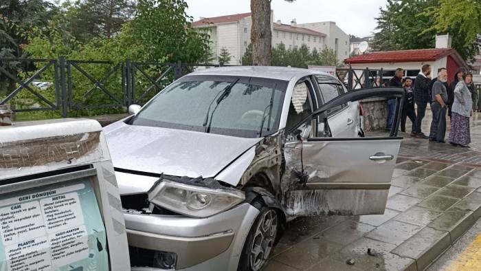 Kazaya Karışan Otomobil Çöp Konteynerlerine Çarparak Durabildi