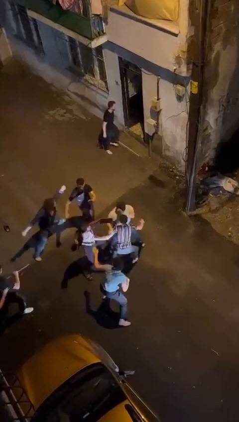 Gençlerin Sopalı Ve Yumruk Yumruğa Kavgası Kamerada