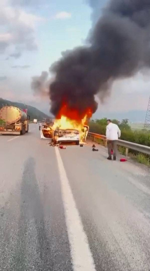 Bursa’da Seyir Halindeki Tır Ve Otomobil Alev Topuna Döndü