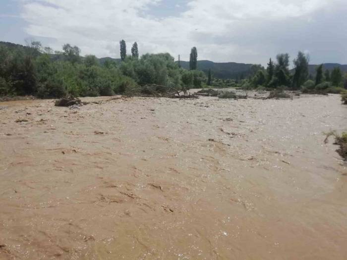 Şiddetli Sağanak Hayatı Felç Etti, Tarım Arazileri Zarar Gördü