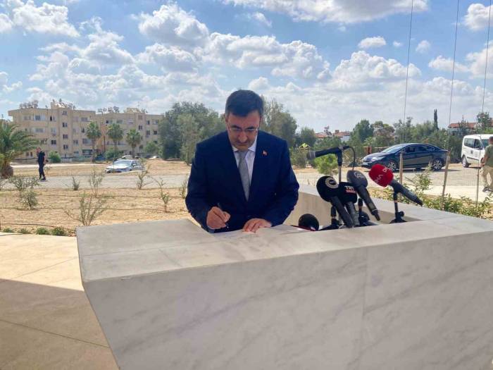 Cumhurbaşkanı Yardımcısı Yılmaz, Dr. Küçük Ve Denktaş’ın Anıtını Ziyaret Etti