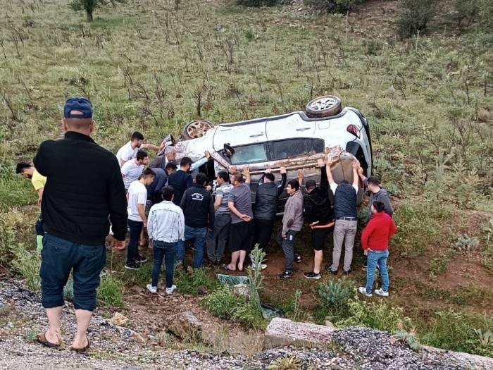 Karşı Şeride Geçip Tarlaya Uçtu