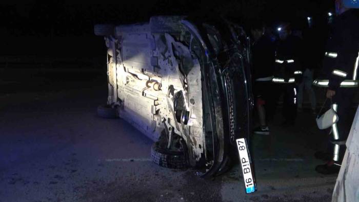 Aydınlatma Direğine Çarpan Otomobildeki 2 Kişi Yaralandı