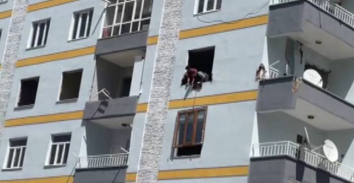 Ağır Hasarlı Binalarda Canlarını Hiçe Sayarak Demirleri Söktüler