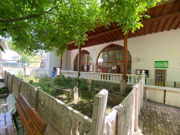 Cami Avlusundaki 200 Yıllık Tarihi Mezarlar Gün Yüzüne Çıkarılmayı Bekliyor