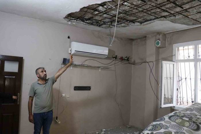 Depremden Hasarsız Çıkan Evin Tavanı Çöktü