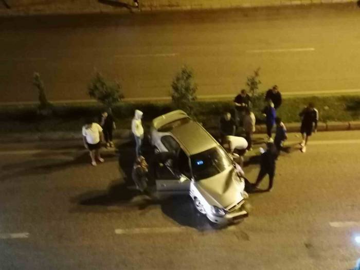 Alkollü Sürücü Park Halindeki Otomobile Çarpıp Refüje Çıktı