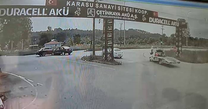 İki Otomobil Kafa Kafaya Çarpıştı: 5 Yaralı