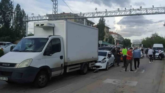 Kırıkkale’de Zincirleme Trafik Kazası: 2 Yaralı