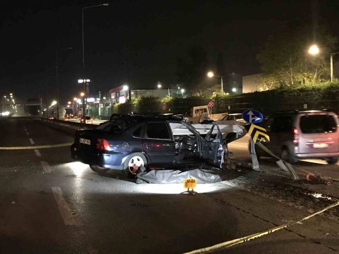 Otomobil, Bariyerlere Ok Gibi Saplandı: 1 Ölü, 1 Yaralı