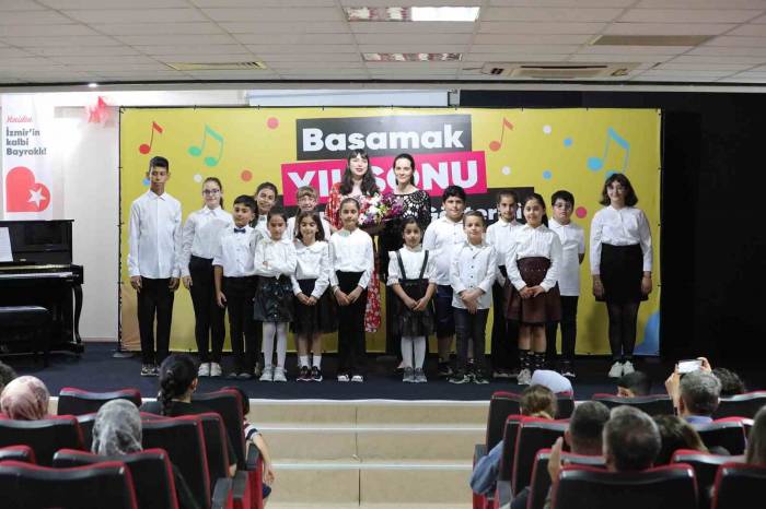 Basamak Kursiyerleri Yıl Sonu Gösterileriyle Sahnede