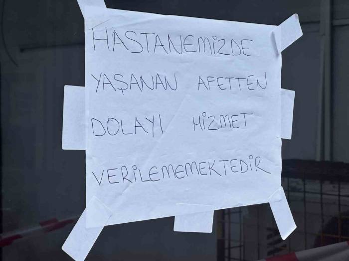 Akhisar’da Devlet Hastanesi Sel Felaketinin Ardından Hizmet Veremiyor