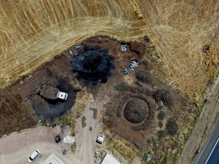 Diyarbakır Sıcağında Alın Teri Döken İşçiler, Ateş Karşısında Mangal Kömürü Üretiyor