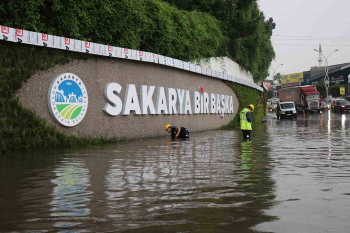Sakarya’da Caddeler Göle Döndü, Araç Sürücüleri Zor Anlar Yaşadı