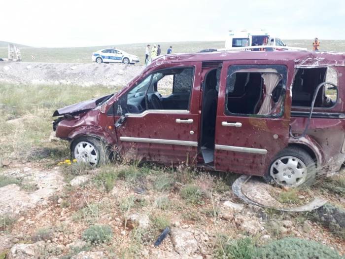 Direksiyon Hakimiyeti Kaybedilen Araç Takla Atarak Tarlaya Uçtu: 3 Yaralı
