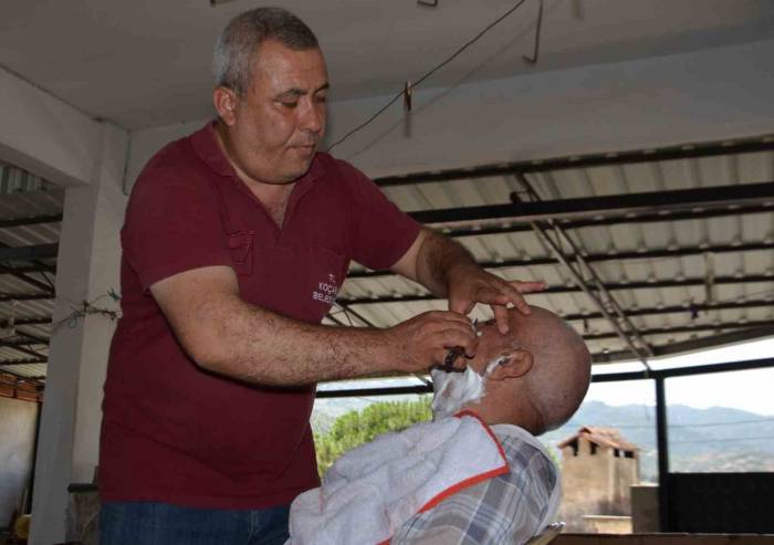 Koçarlı Belediyesi Bayram Öncesi Berber Hizmetine Devam Ediyor
