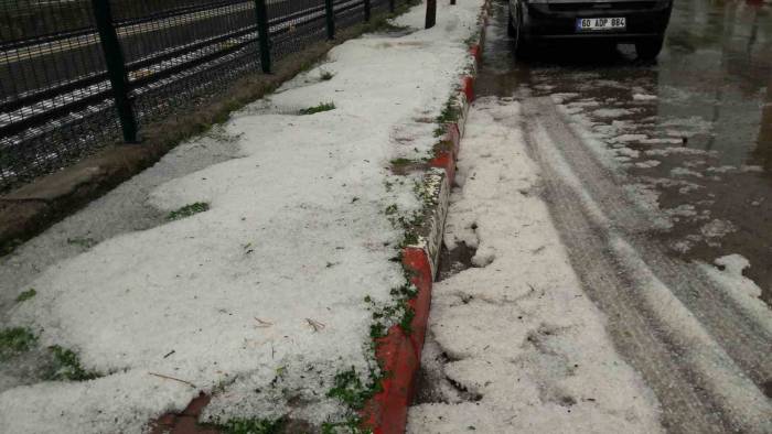 20 Dakika Boyunca Yağan Dolu Sonrası Cadde Ve Sokaklar Beyaza Büründü