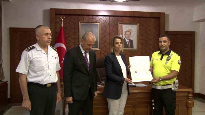 Genci Ölümden Kurtaran Polis Ödüllendirildi