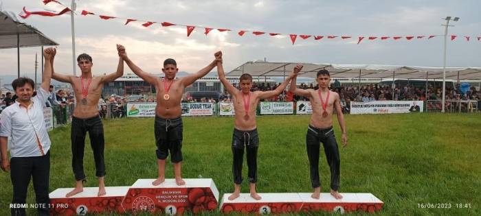 Bursa Büyükşehir Belediyesporlu Güreşçilerden 16 Madalya